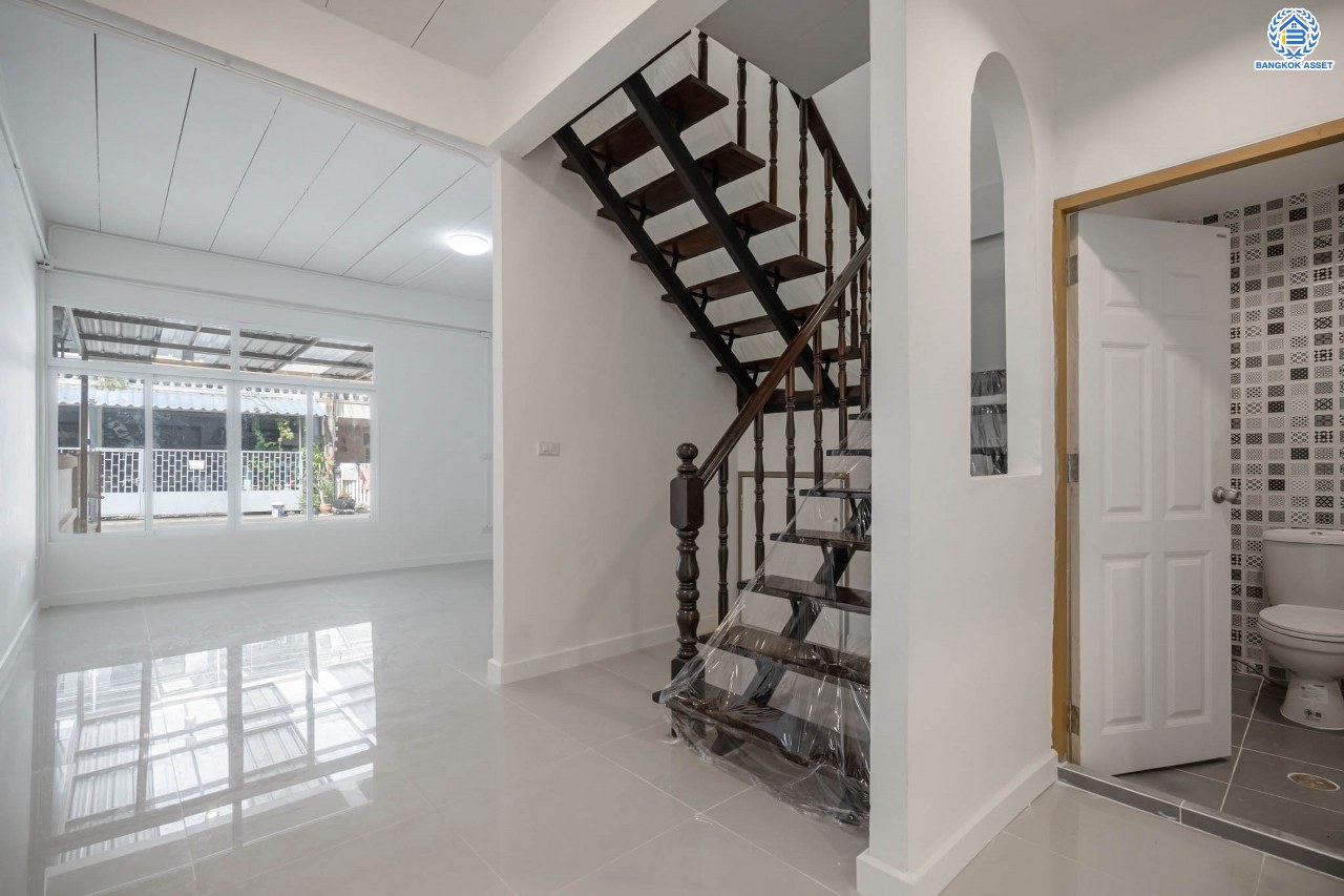 บ้านมือสองตกแต่งใหม่ โครงการ อยู่เจริญ วิภาวดี เนื้อที่ 21.2 ตร.ว. ฟังก์ชัน 2 ห้องนอน 2 ห้องน้ำ จอดรถได้ 2 คัน บนทำเลศักยภาพ หน้าโครงการติดถนนวิภาวดี ใกล้สนามบินดอนเมือง ฟิวเจอร์พาร์ครังสิต, ม.รังสิต จุดขึ้นทางด่วน "ดอนเมือง", โทลเวย์ วิภาวดี-รังสิต และรถไฟฟ้าสายสีแดง "สถานีรังสิต"